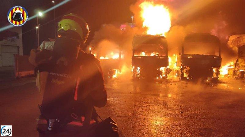 Extinta una conflagración en cuatro camiones en aparcamiento de Sedaví.