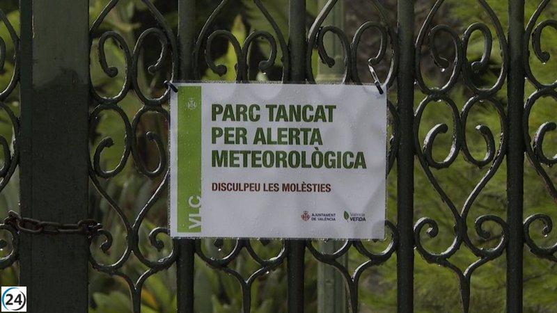València: Alerta de lluvias mantiene cerrados parques y jardines vallados este domingo.