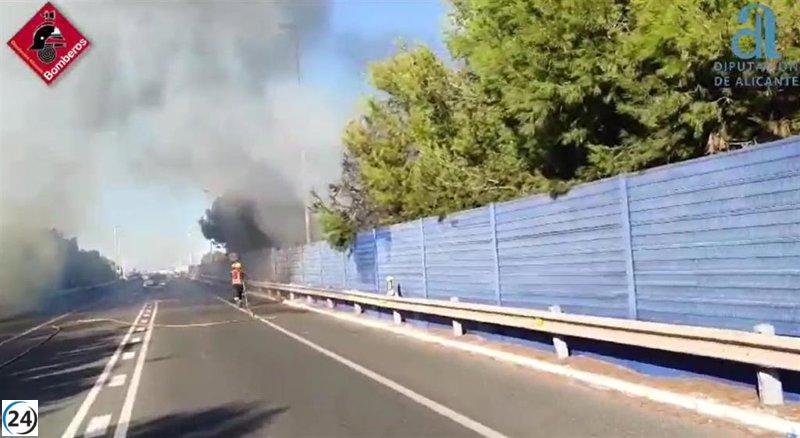 Incendio de vegetación en la N-332 en Torrevieja paraliza la circulación por dos horas antes de ser extinguido