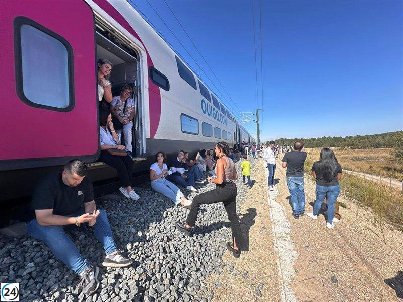 Usuarios valencianos afectados por la suspensión de trenes Valencia-Madrid desafían su paciencia tras pasar horas detenidos.