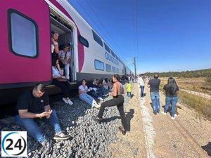 Usuarios valencianos afectados por la suspensión de trenes Valencia-Madrid desafían su paciencia tras pasar horas detenidos.