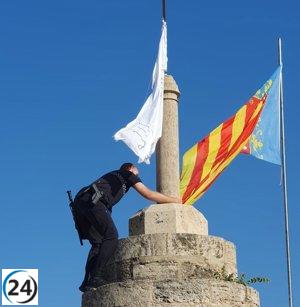 Polémica en Valencia por la exhibición de una bandera con versículos del Corán y un ejemplar del libro en las Torres de Serranos