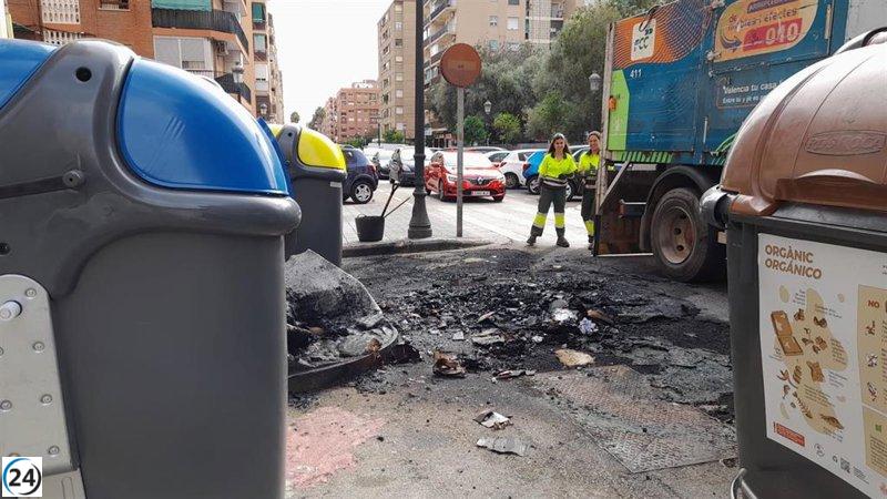 Vándalos incendian cuatro contenedores en la plaza del Cedro de València