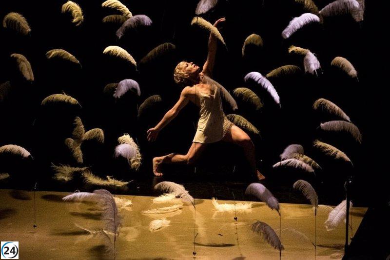 Sol Picó rinde homenaje al Paralelo barcelonés en la inauguración del ciclo de danza de Les Arts con 'Malditas Plumas'