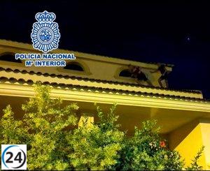 Dos hombres arrestados por cultivo de marihuana mientras intentaban huir de una residencia de alto nivel por el techo.