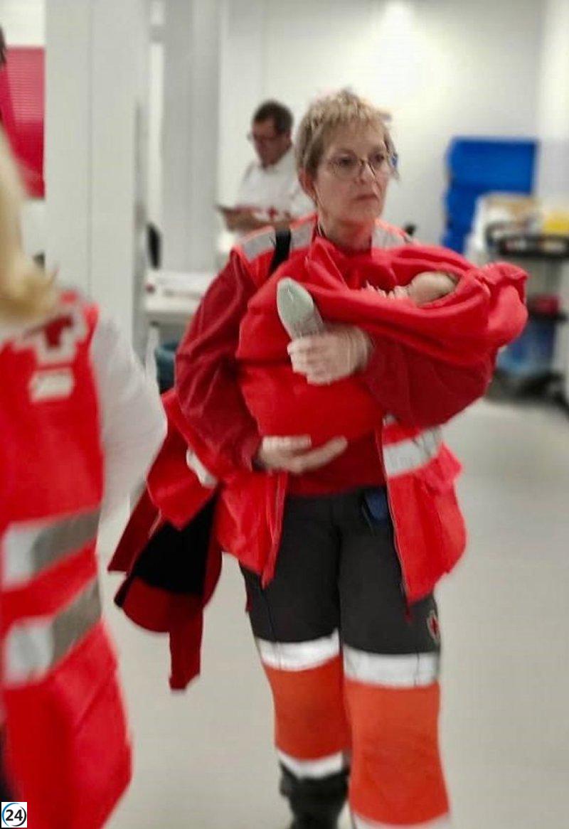 Hallan una embarcación con ocho individuos, incluyendo un bebé, frente a las costas de Arenales del Sol.