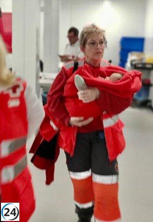 Hallan una embarcación con ocho individuos, incluyendo un bebé, frente a las costas de Arenales del Sol.