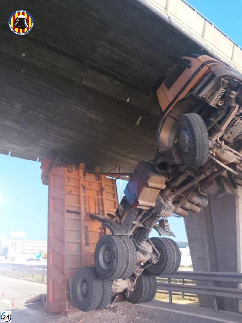 Héroe del rescate: Conductor de camión atrapado bajo un puente A-3 en Mislata es salvado.