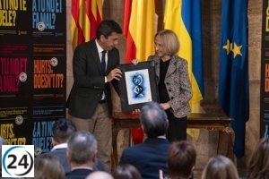 La Generalitat galardona a luchadores contra la violencia de género con un abrazo eterno