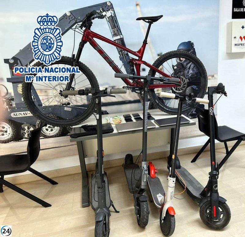 Dos individuos arrestados mientras transportaban objetos robados en una camioneta