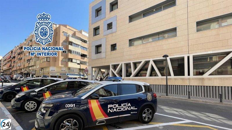 Mujer detenida en Alicante por alquilar y no devolver un vehículo tras engañar al propietario, siendo reclamada por Perú.