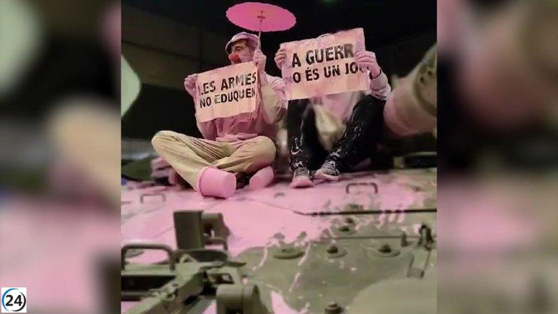 Capturados dos activistas pacifistas después de arrojar pintura a un tanque en Expojove.