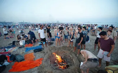 Valencianos y turistas se unen en la fiesta de San Juan