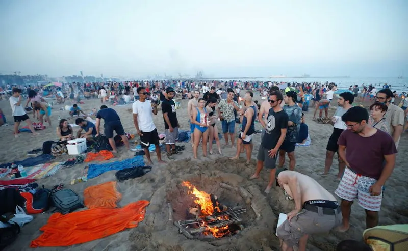 Valencianos y turistas se unen en la fiesta de San Juan