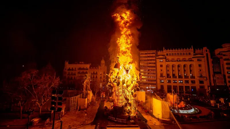 La Nit de la Cremá: el final de la fiesta fallera en Valencia