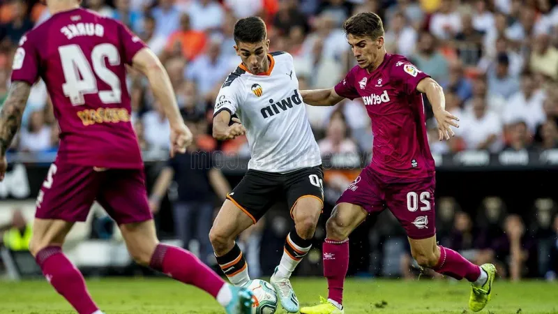 El Valencia gana en Mestalla 2-1 al Alavés