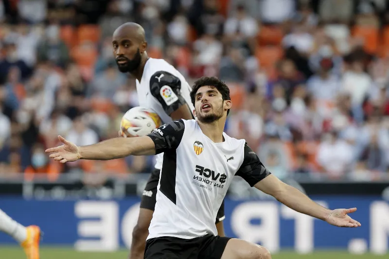 El Valencia pierde en Girona 2-1